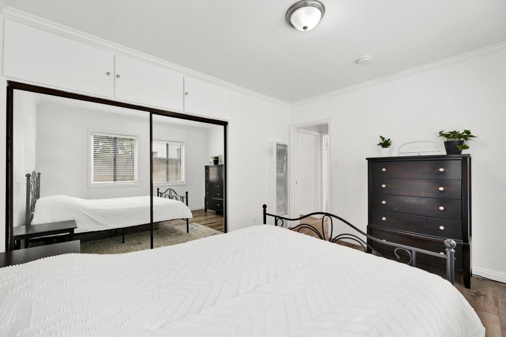 Cozy Elegant Oasis With Parking Apartment